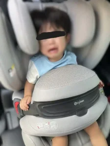イヤイヤ期の息子をサイベックス パラスG2に乗せる様子